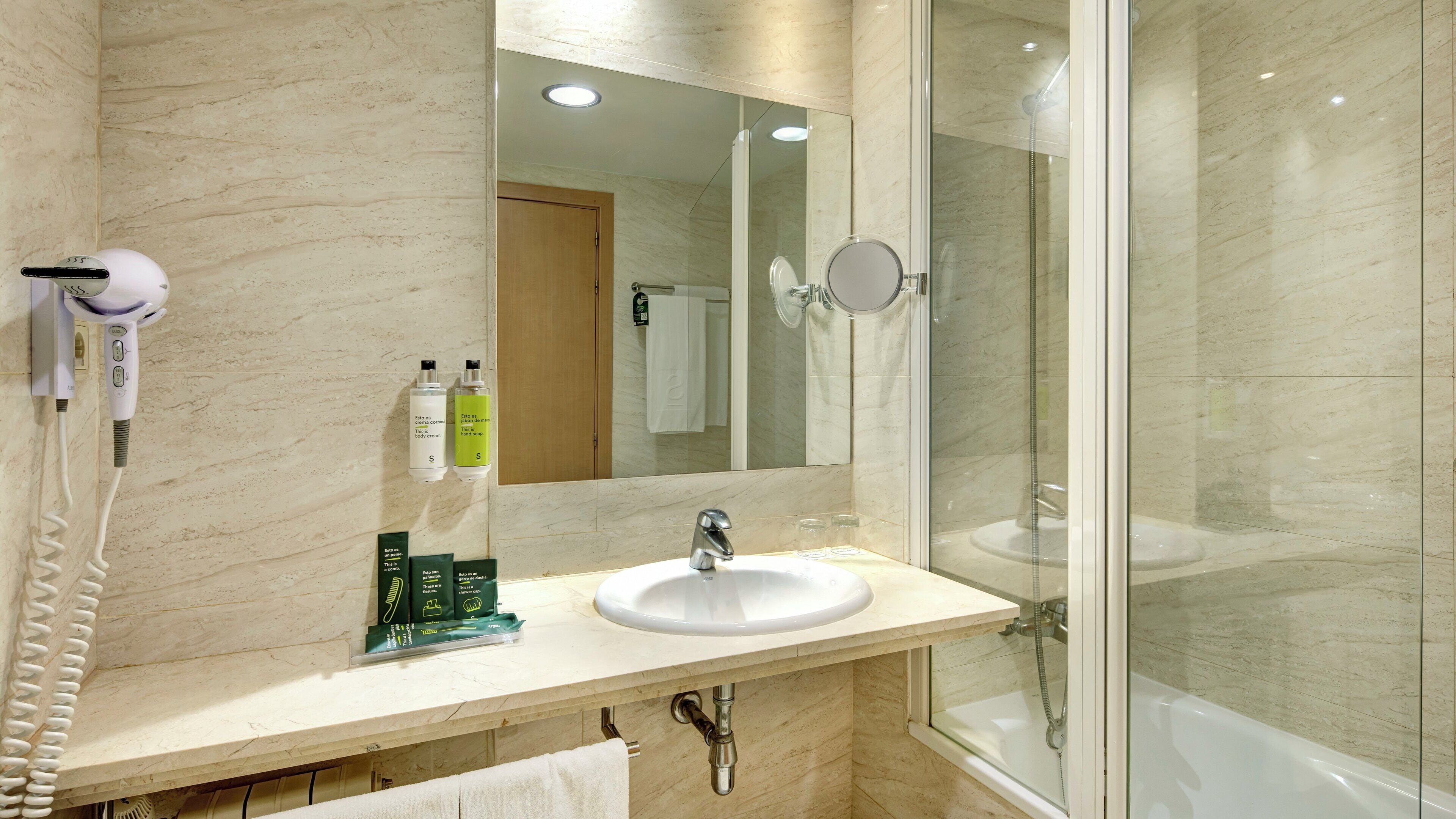 basic single room | minibar, in-room safe, desk, blackout curtains