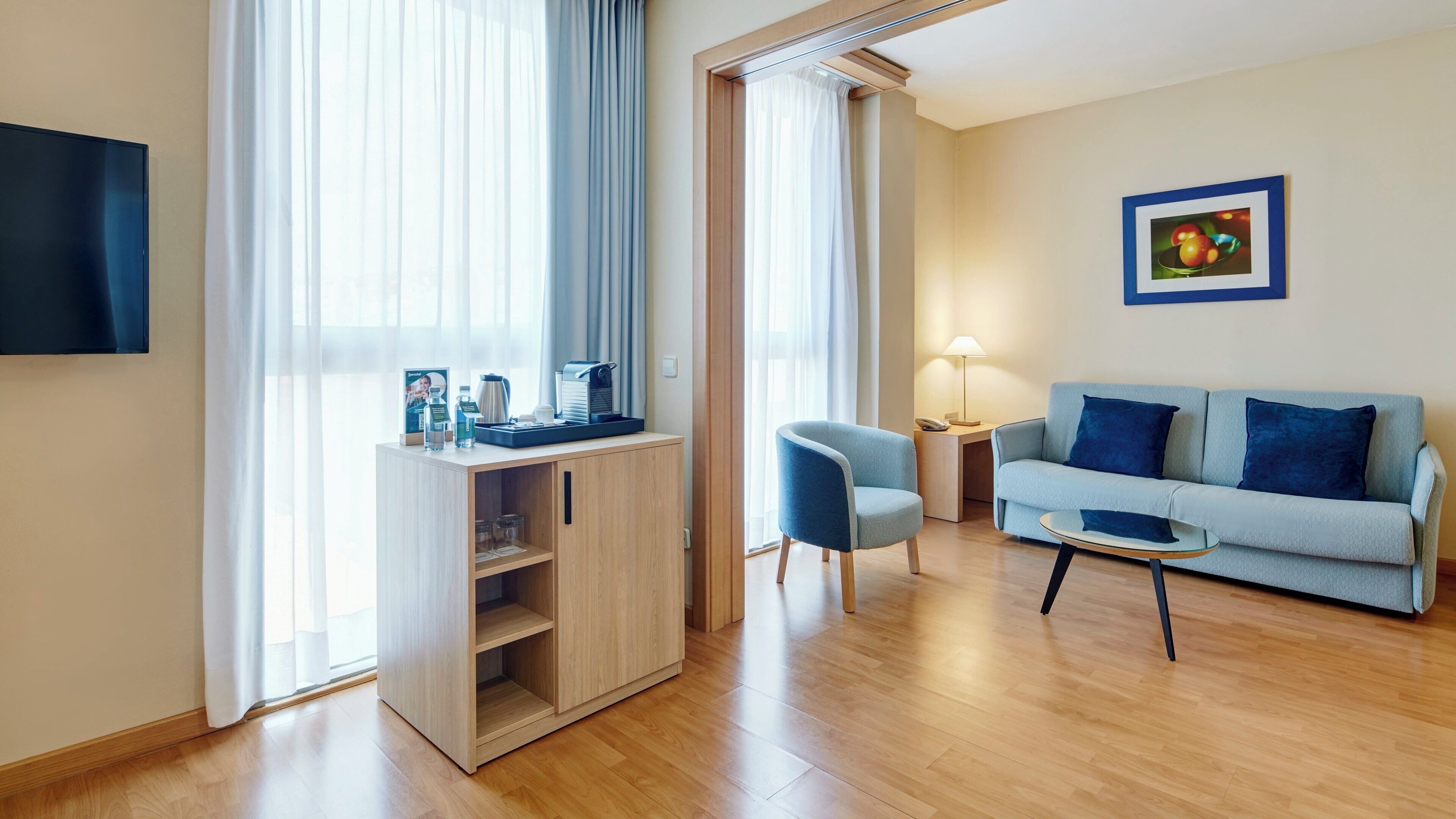 Minibar, safe på rommet, skrivebord og blendingsgardiner