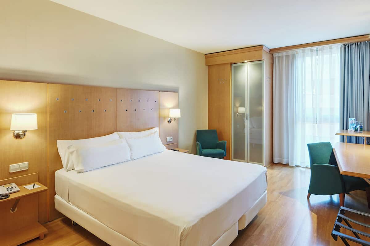 Classic Double Room | Minibar, in-room safe, desk, blackout drapes