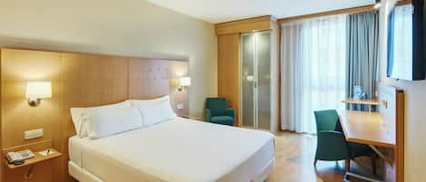 Classic Double Room | Minibar, in-room safe, desk, blackout drapes