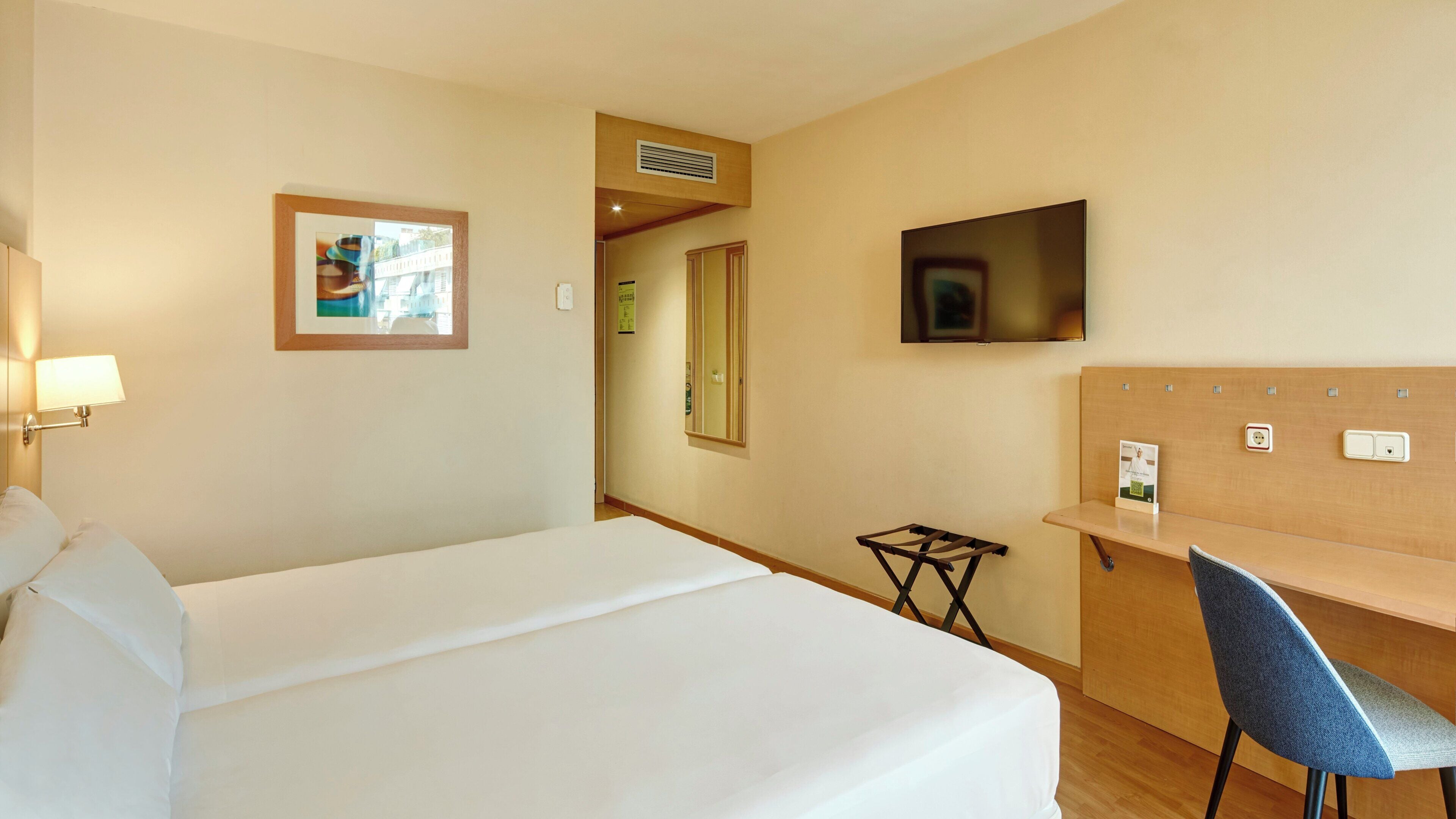 Classic Twin Room | Minibar, in-room safe, desk, blackout drapes