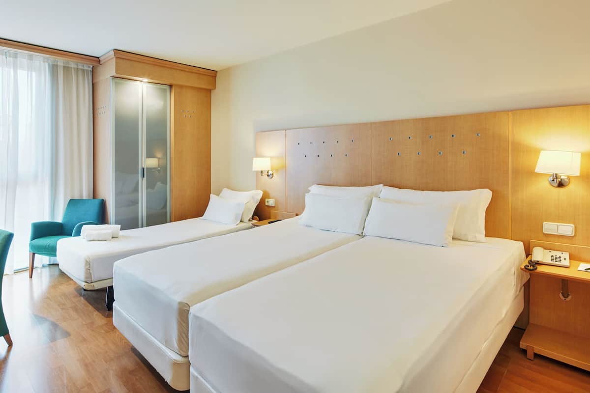 Family Room | Minibar, in-room safe, desk, blackout drapes