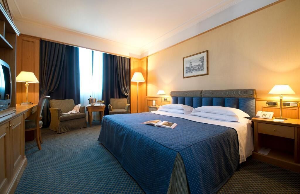 Donzen dekbedden, een minibar, een kluis op de kamer, een bureau