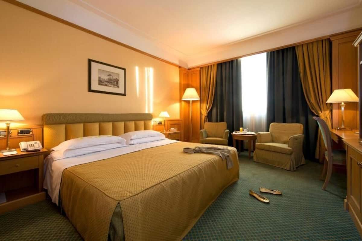 Down comforters, minibar, in-room safe, desk