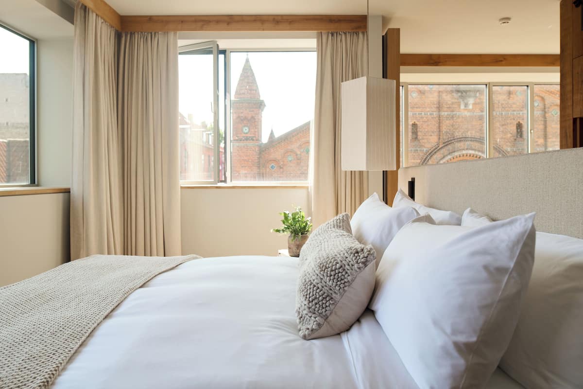 Suite junior | Ropa de cama de alta calidad, minibar, caja fuerte y escritorio