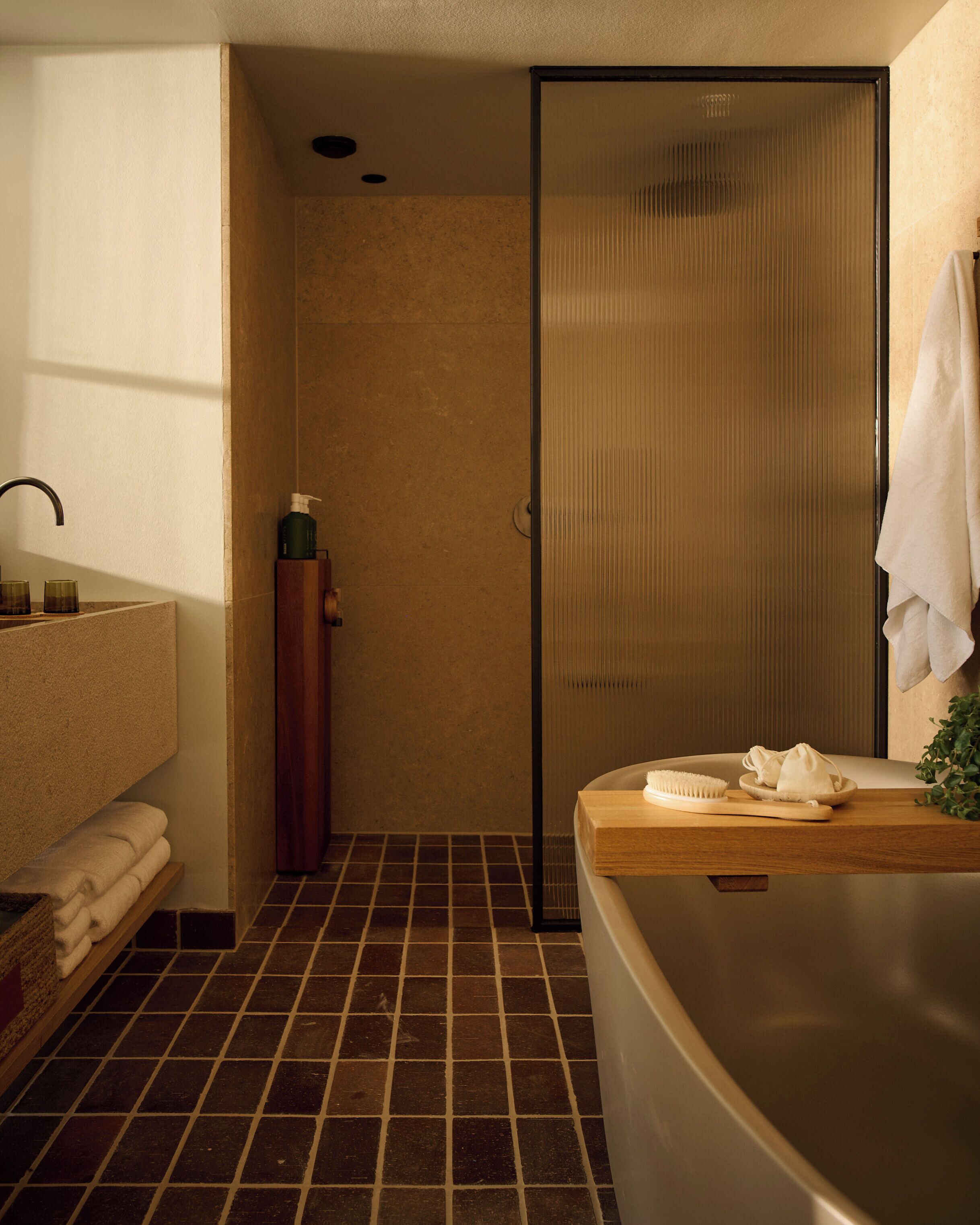 Une salle de bain avec une baignoire, un lavabo et un porte-serviettes.