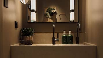 Un baño con un espejo grande, un lavabo y un estante con toallas dobladas.