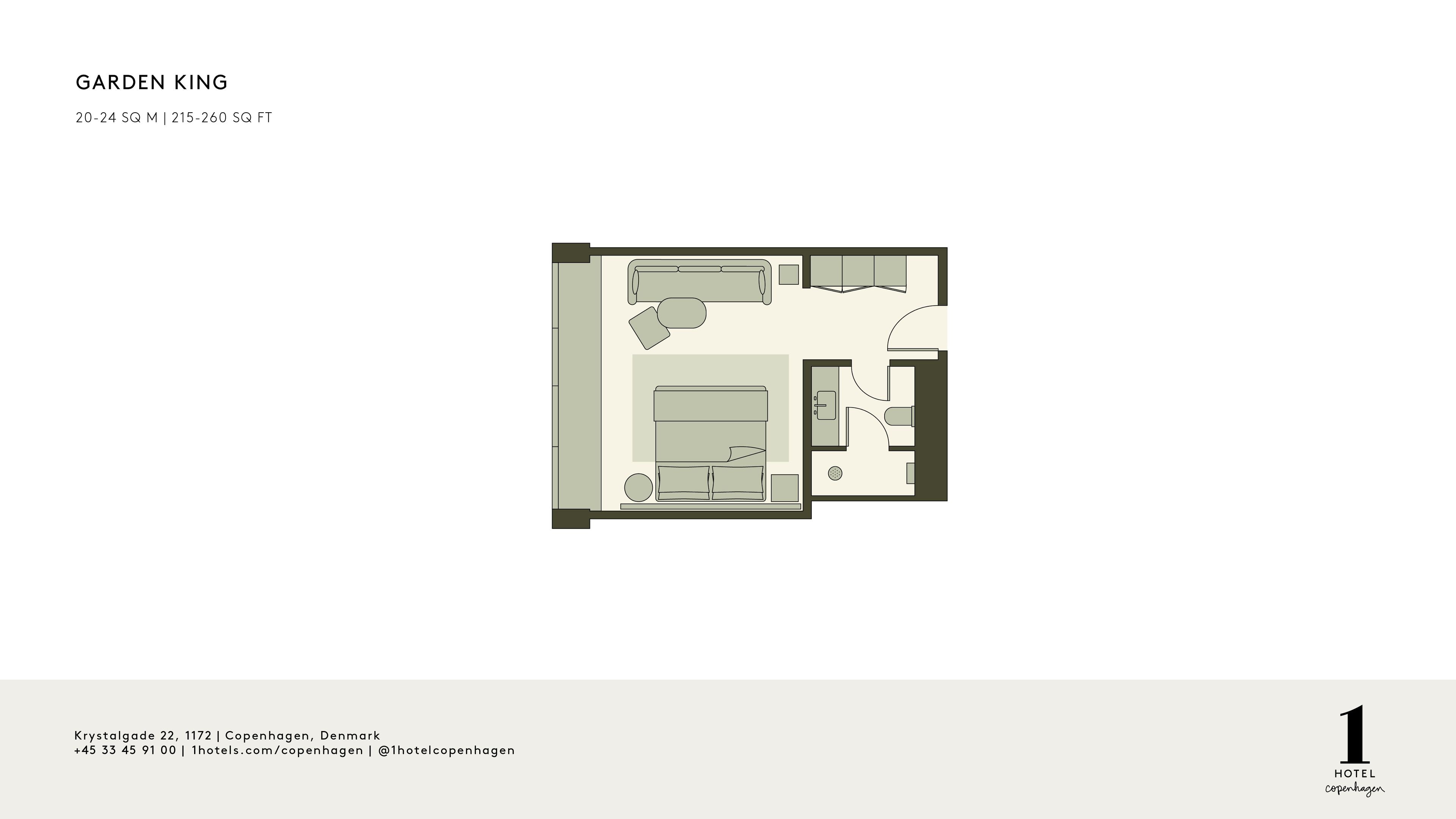 Plano de una habitación de hotel con cama, una zona de estar pequeña, baño y kitchenette.