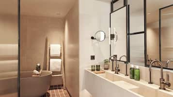 Suite, 1 habitación | Baño | Amenidades de baño ecológicas, secadora de cabello, batas, pantuflas