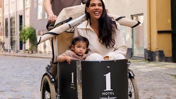 Una bicicleta de carga con una caja negra etiquetada 'HOTEL Copenhagen' y el número '1'.