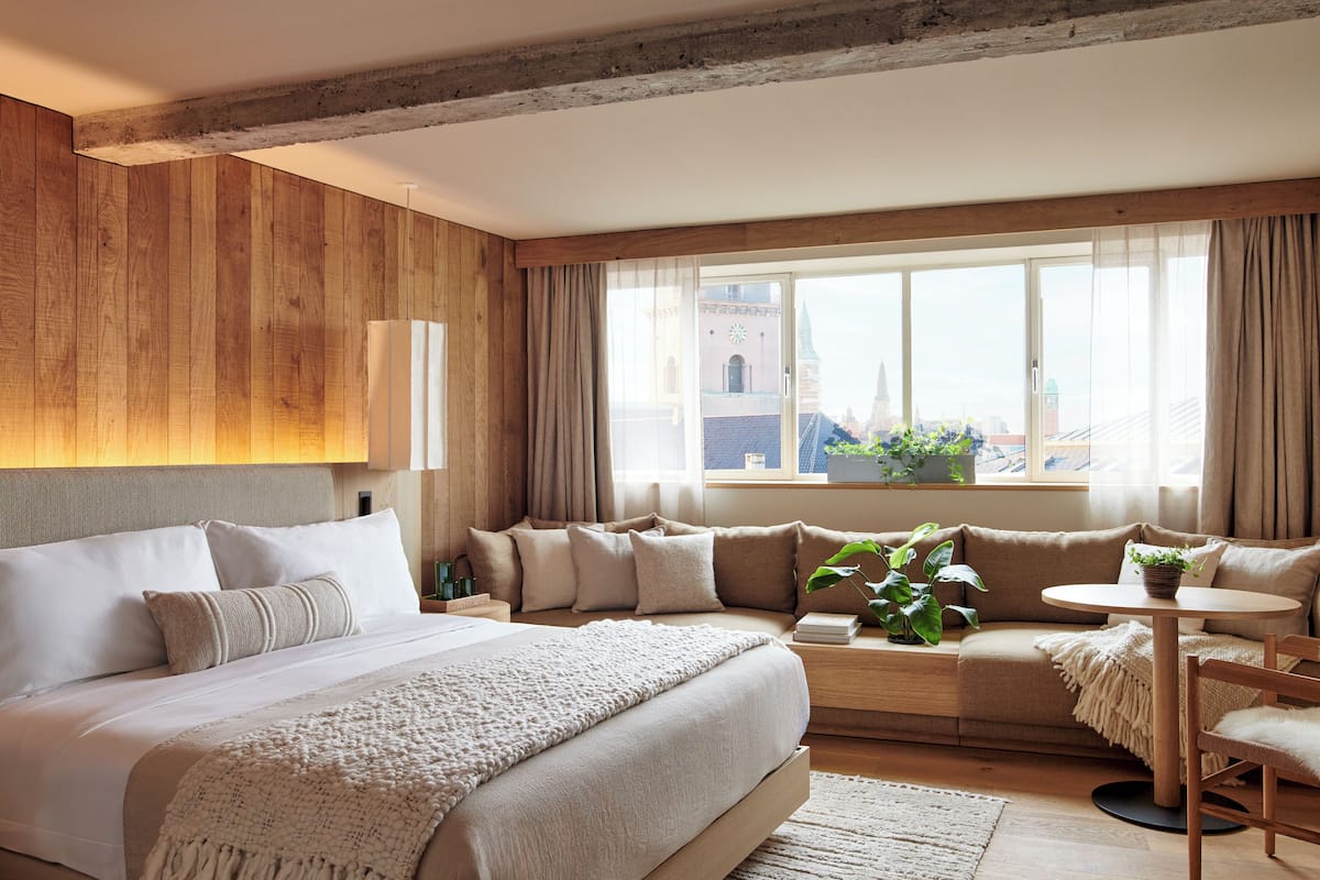 room, 1 king bed (skyline) | premium bedding, minibar, in-room safe, desk