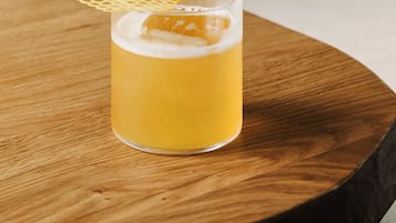 Una cerveza en una mesa de madera.
