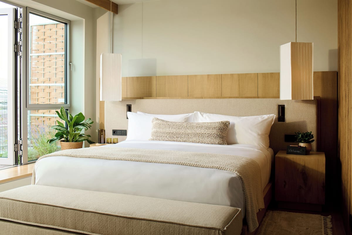 Ropa de cama de alta calidad, minibar, caja fuerte y escritorio