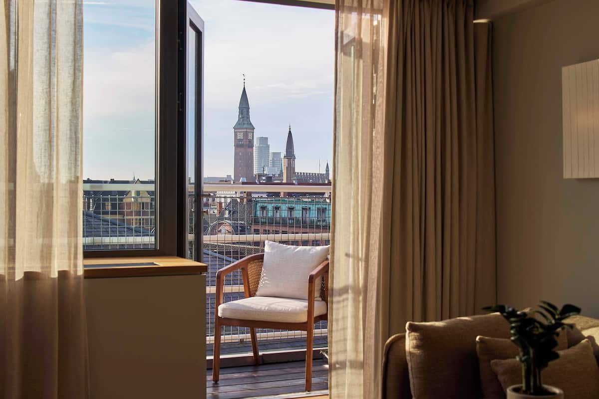 Huone, 1 keskisuuri parisänky, parveke (Skyline) | Ylelliset vuodevaatteet, minibaari, tallelokero huoneessa, työpöytä