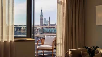 Kamer, 1 queensize bed, balkon (Skyline) | Luxe beddengoed, een minibar, een kluis op de kamer, een bureau