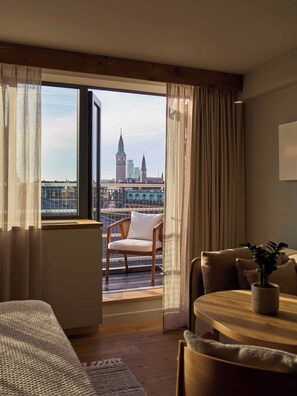 Huone, 1 keskisuuri parisänky, parveke (Skyline) | Ylelliset vuodevaatteet, minibaari, tallelokero huoneessa, työpöytä
