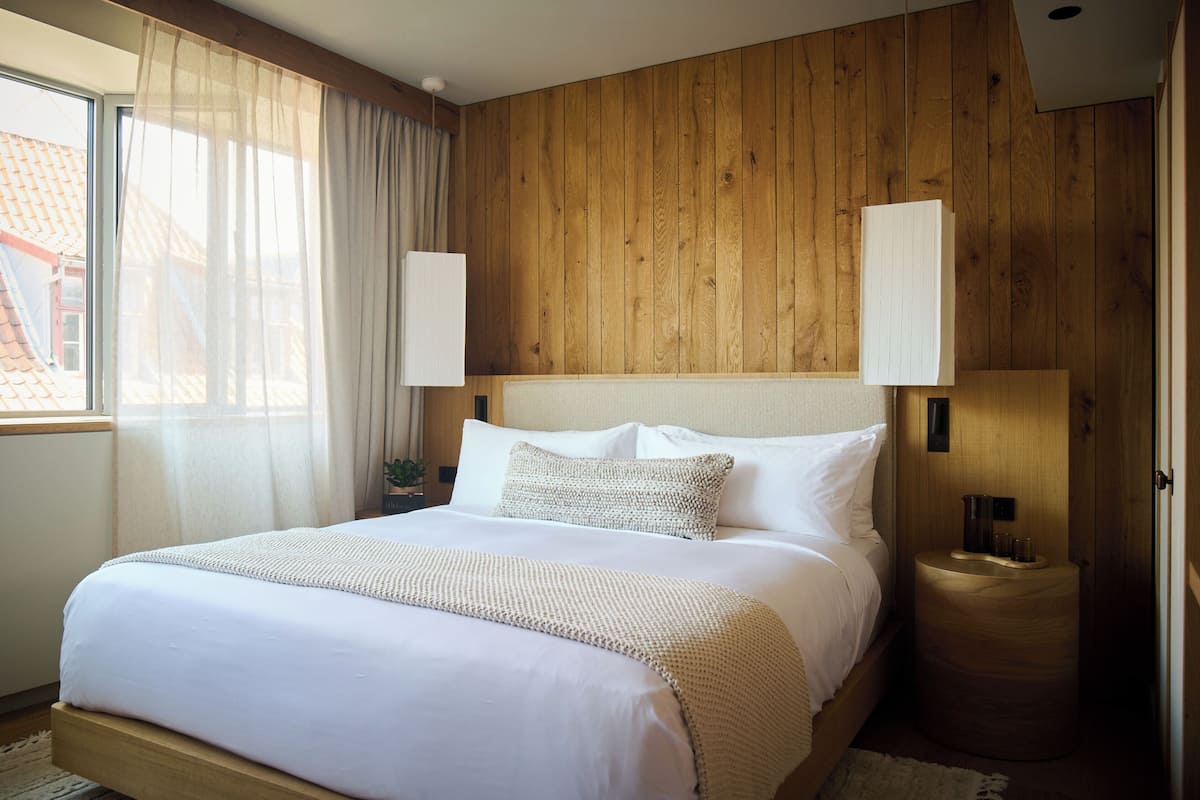 Ropa de cama de alta calidad, minibar, caja fuerte y escritorio