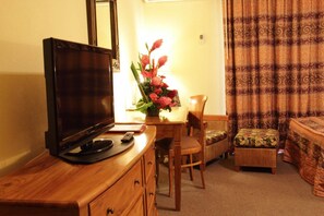 Suite, 2 Bäder | Wohnbereich | 32-Zoll-LCD-Fernseher mit Kabelempfang, Fernseher