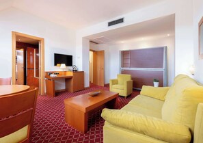 1 habitación, camas con efecto memoria y minibar 