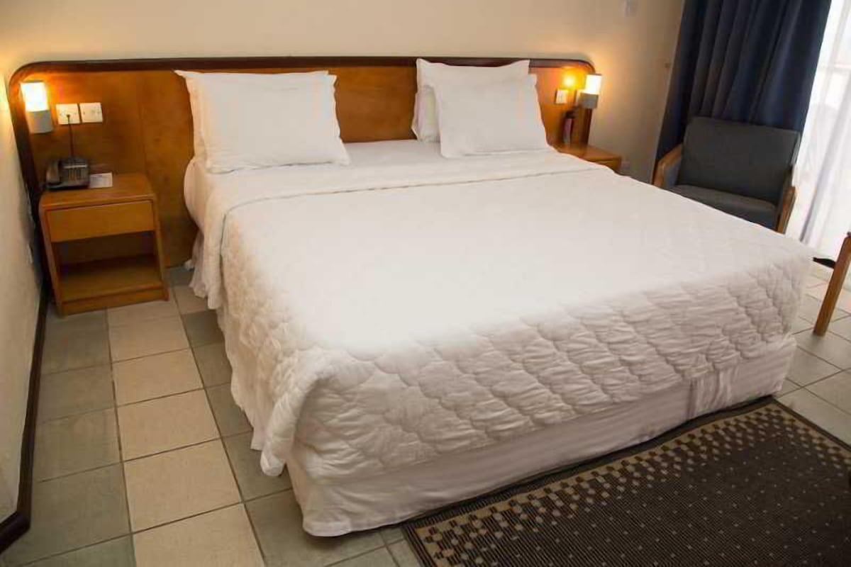 Egyptian cotton sheets, premium bedding, down duvets, minibar