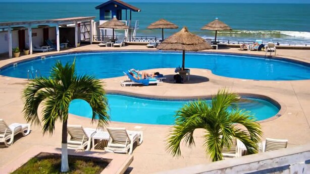 Outdoor pool - Elmina Beach Resort (Elmina)
