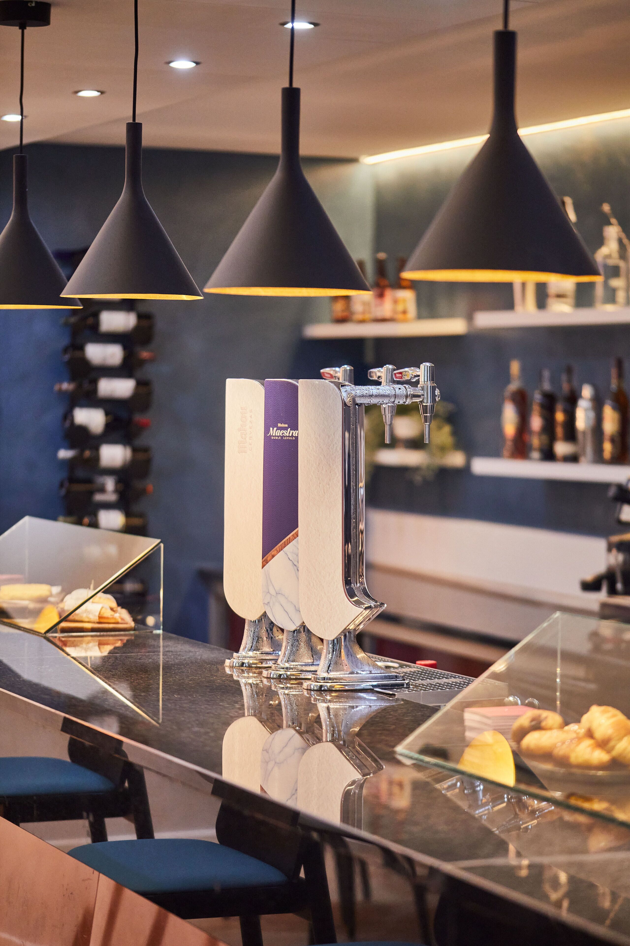 serves breakfast, lunch and dinner