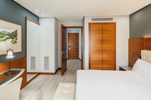 Cubrecamas, minibar, caja de seguridad en la habitación y escritorio 