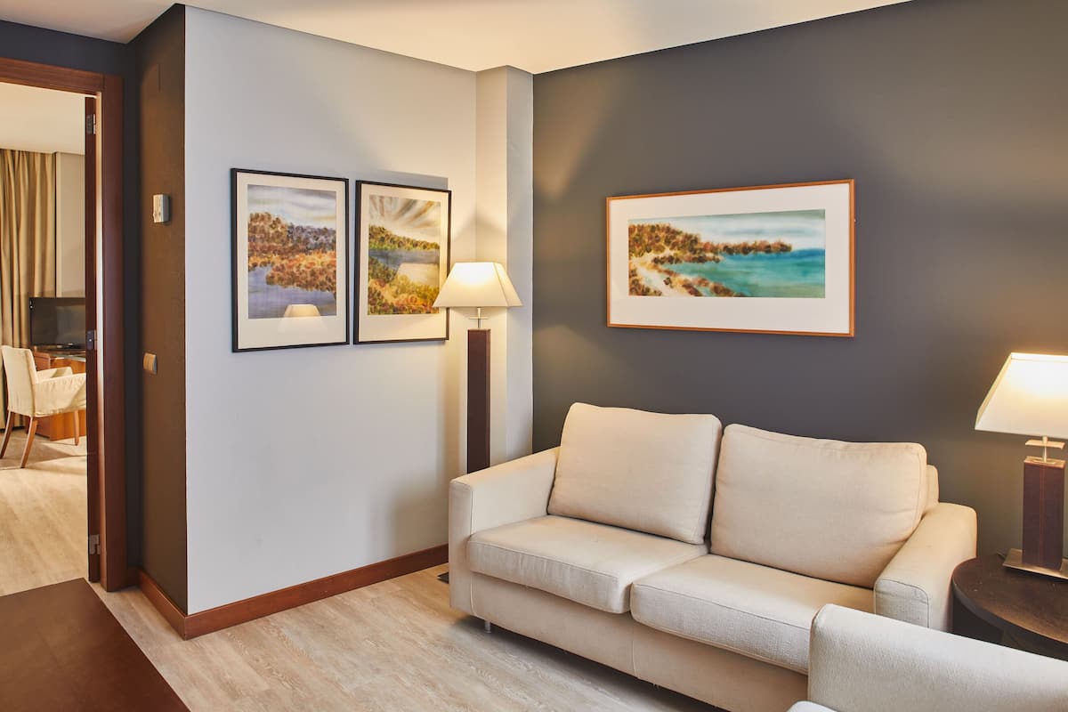 suite junior | living room | 32-inch flat-screen tv with digital channels, tv