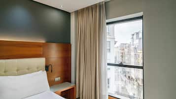 Deluxe tweepersoonskamer (Views) | Donzen dekbedden, een minibar, een kluis op de kamer, een bureau