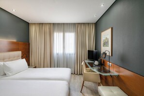 Habitación doble Deluxe | Edredón, minibar, caja de seguridad en la habitación y escritorio