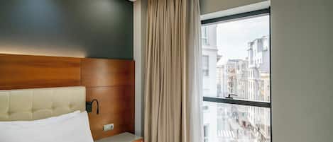 Cubrecamas, minibar, caja de seguridad en la habitación y escritorio