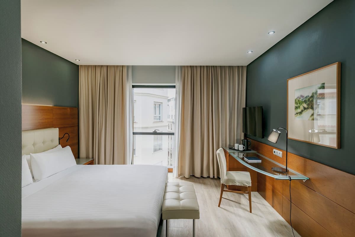 Down comforters, minibar, in-room safe, desk