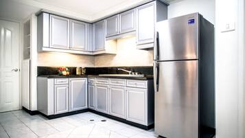 2 Bedroom Premier (Breakfast for up to 3) | Private kitchen | Full-size fridge, microwave, oven, stovetop