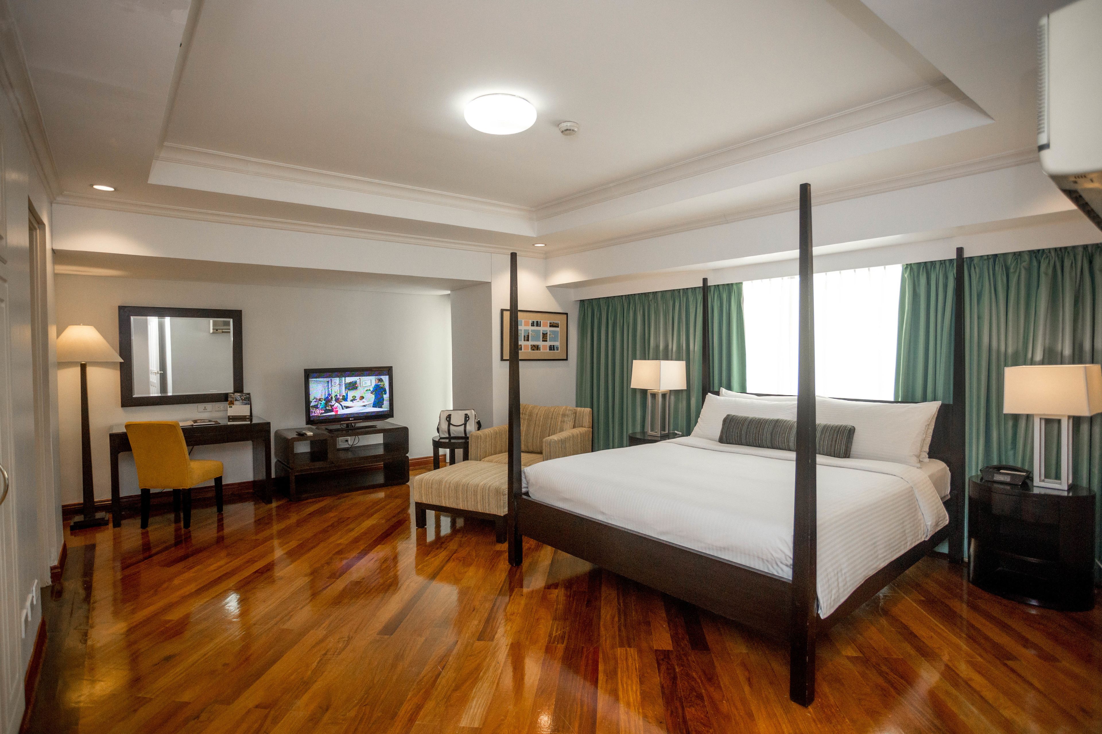 أغطية فراش متميزة وألحفة محشوة بالريش وخزنة داخل الغرفة