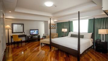 أغطية فراش متميزة وألحفة محشوة بالريش وخزنة داخل الغرفة