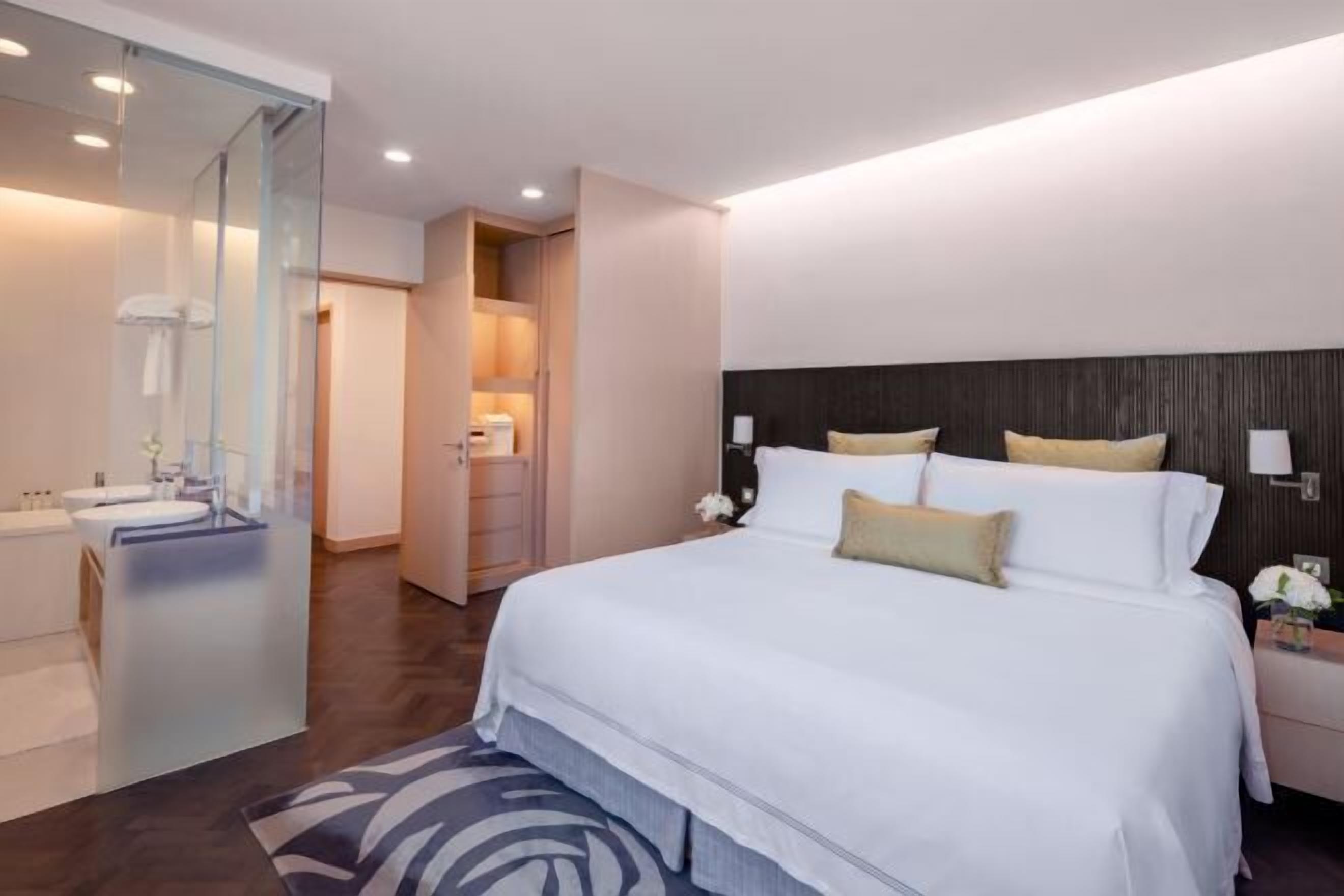 Caja de seguridad en la habitación, muebles diferentes y escritorio 