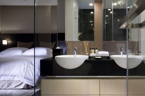 Combined shower/bathtub, hair dryer, bathrobes, slippers - Fraser Suites Singapore (Singapore)