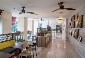 Déjeuner et dîner servis sur place, restaurant en plein air 