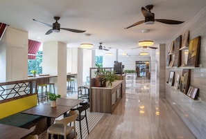 Déjeuner et dîner servis sur place, restaurant en plein air