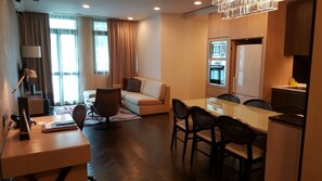 Camera Premier, 3 letti singoli (3BR Premier) | Area soggiorno | TV LCD