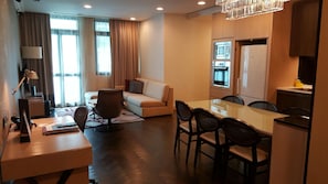 Camera Premier, 3 letti singoli (3BR Premier) | Area soggiorno | TV LCD