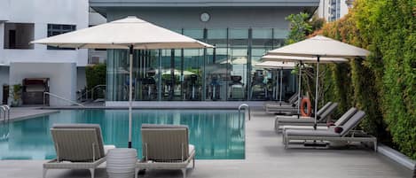 Una piscina al aire libre