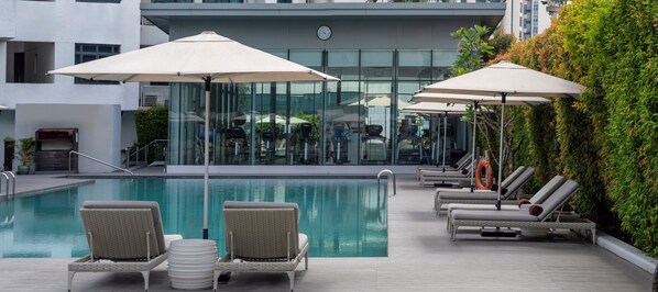 Una piscina al aire libre