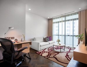 Habitación Deluxe, 2 camas individuales | Zona de estar | Una televisión LCD