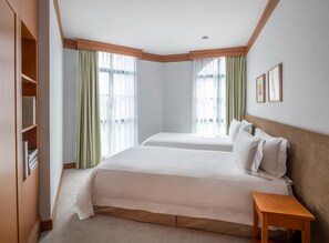 Apartamento Deluxe, 3 habitaciones (1 King and 3 singles) | Caja fuerte, escritorio, sistema de insonorización