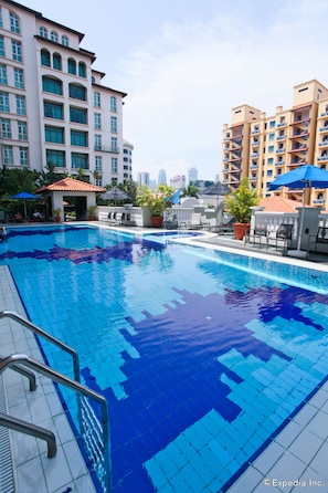 Una piscina al aire libre