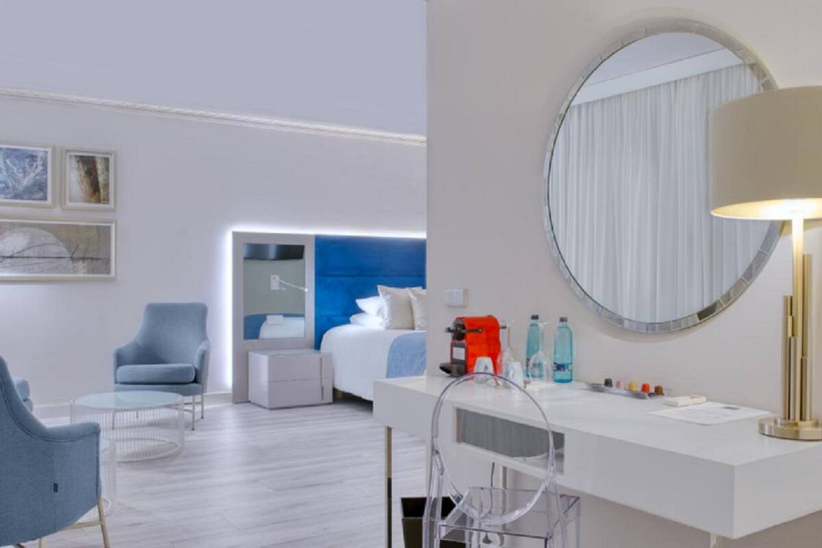 Phòng Suite Grand, 1 phòng ngủ, ban công, quang cảnh biển | Bộ đồ giường cao cấp, két bảo mật tại phòng, bàn 
