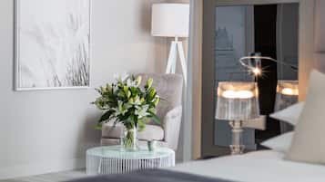Suite ejecutiva, 1 habitación, terraza, vistas a la ciudad | Ropa de cama de alta calidad, caja fuerte, escritorio y wifi gratis