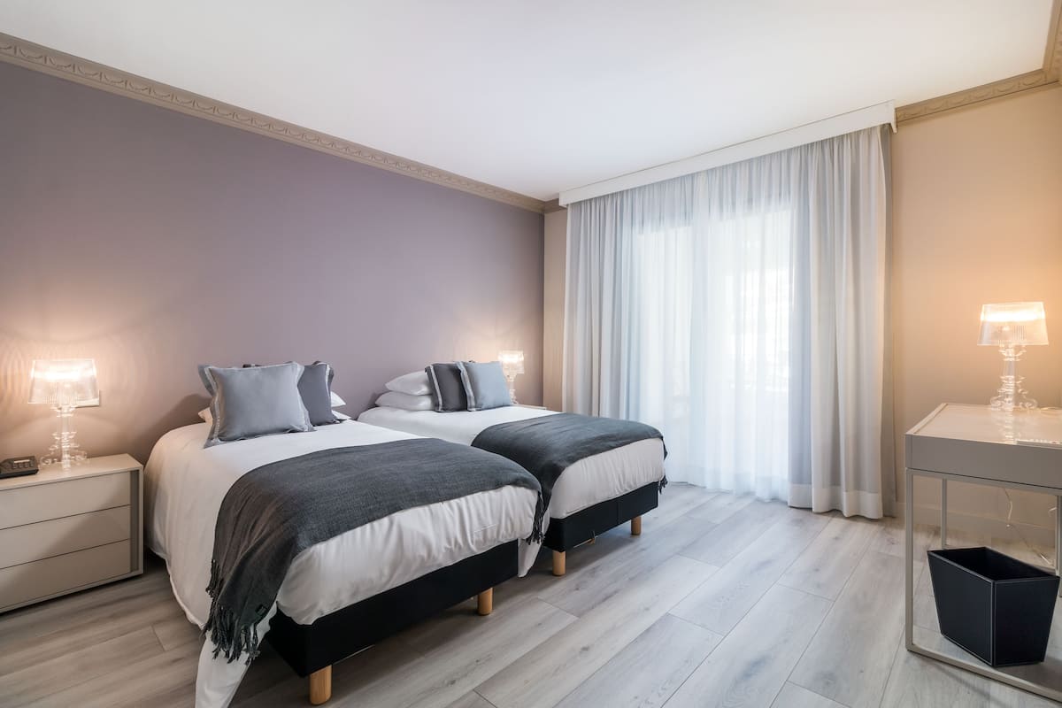 Luxe beddengoed, een kluis op de kamer, een bureau, gratis wifi