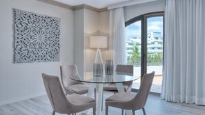 Suite – grand, 1 soverom, balkong, sjøutsikt | Sengetøy av topp kvalitet, safe på rommet og skrivebord